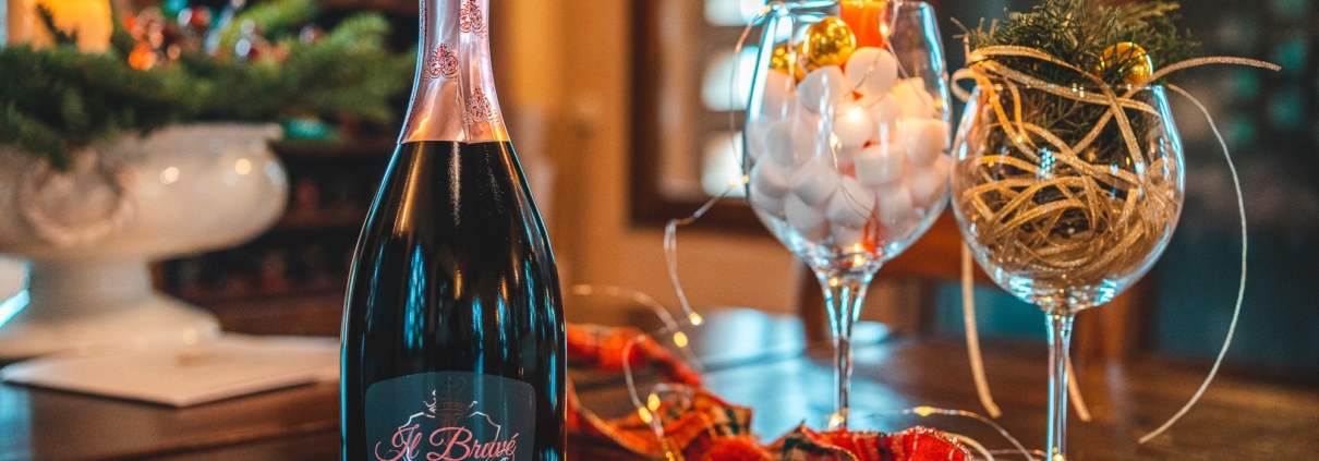 Bottiglia di spumante Bruvé con calici