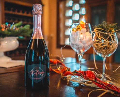 Bottiglia di spumante Bruvé con calici
